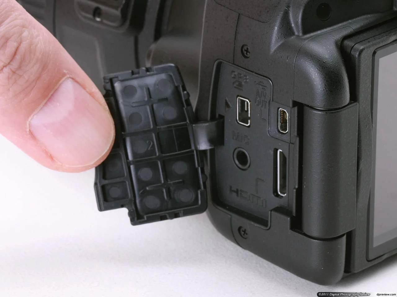 Nikon D5100 with 18-55mm VR Lens - Image 7